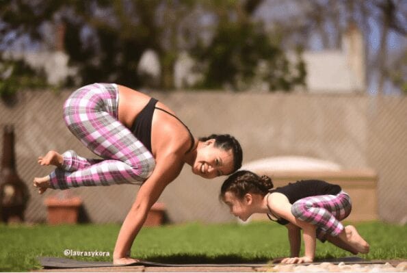 fotos de mae e filha fazendo yoga