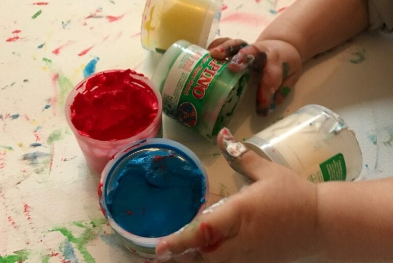 Pintura a dedos aos 6 meses