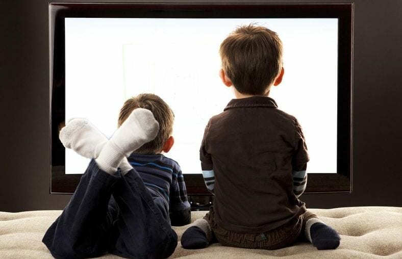 criancas diante da televisao