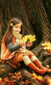 Foto de criança em paisagem de outono