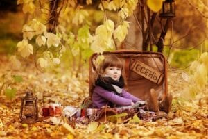 Foto de criança em paisagem de outono