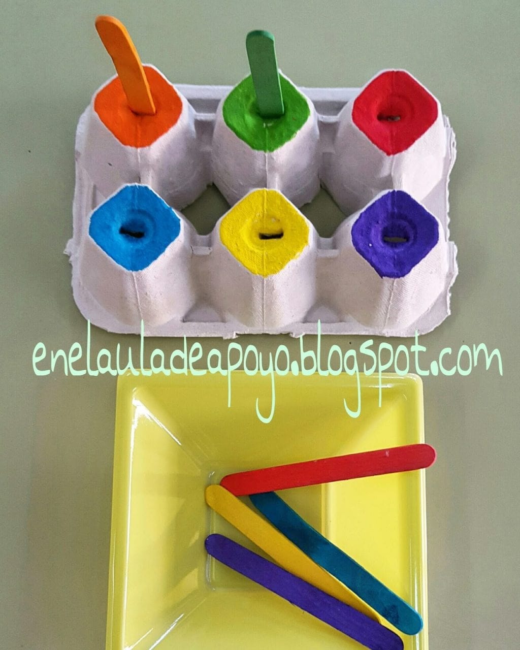 Caixa de ovos e palitos de cores