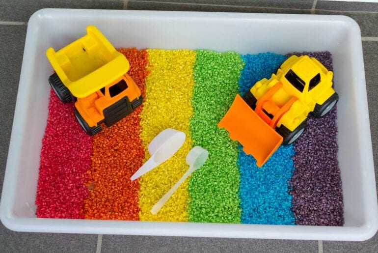 caixa sensorial arroz arco iris criancas 02