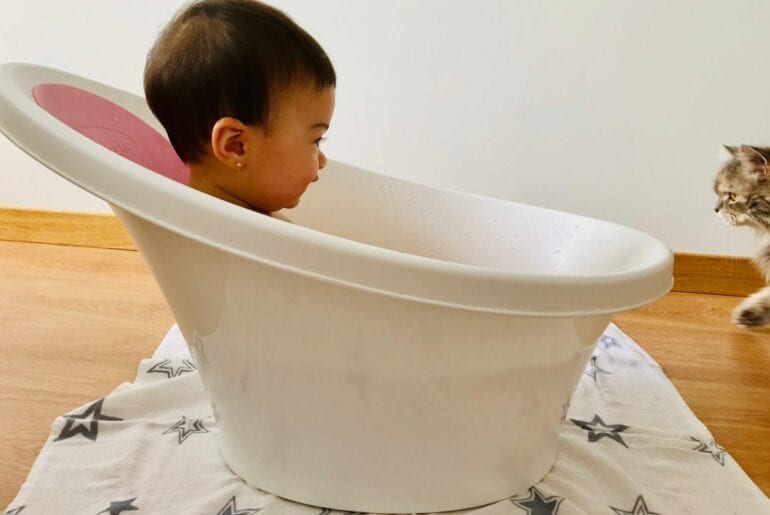 como dar banho em bebe 1