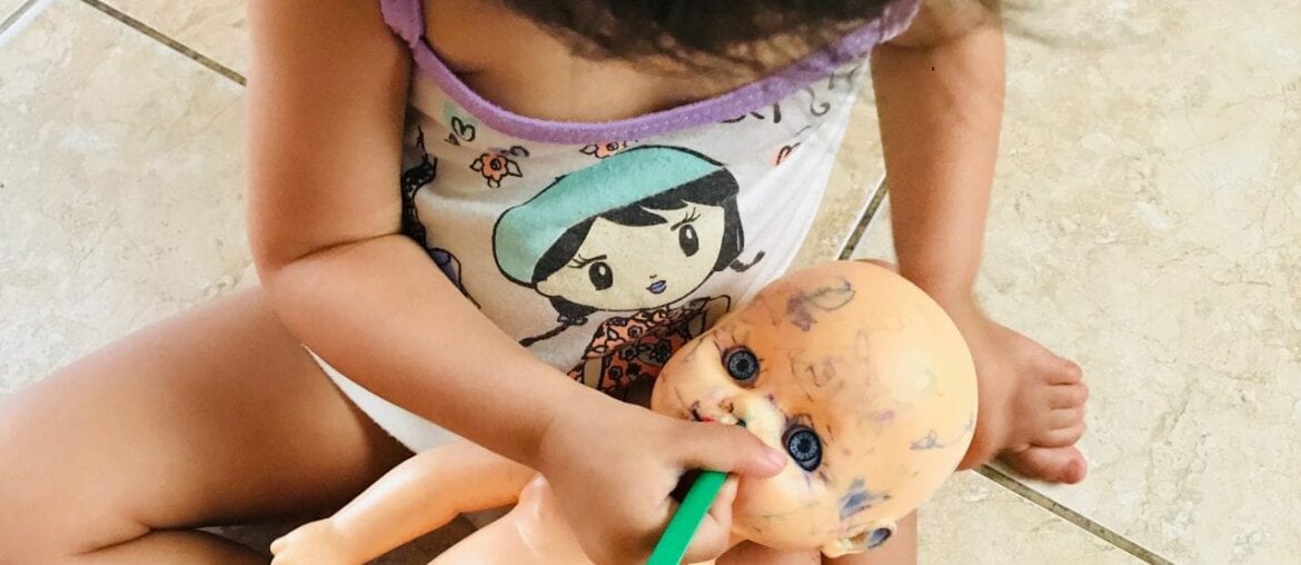minha filha pinta as bonecas 01